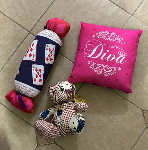 Kit de almofadas e urso decorativo