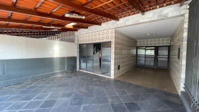 VENDO SOBRADO NA AVENIDA CENTRAL NUCLEO BANDEIRANTE BLOCO 91