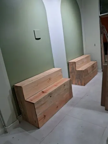 Escada expositor em paletes ou pinus