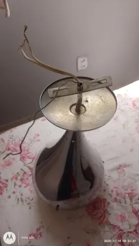 Lustre Moderno Elegance: Metal Escovado e Vidro Translúcido