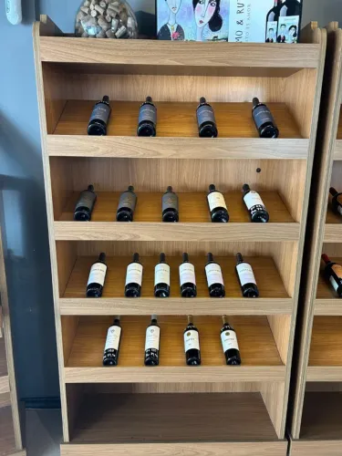 Expositor para vinhos 48 garrfas - iluminacão LED