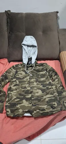 Jaqueta Camuflada com Capuz