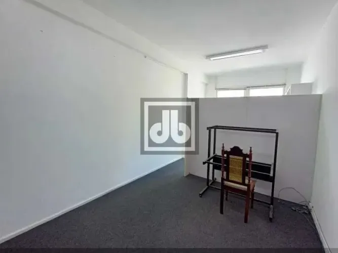 CENTRO, MUITO ABAIXO DO PREÇO - SALA COMERCIAL 55m2, VAZIA, AMPLA, PRÉDIO IMPONENTE, LOCAL