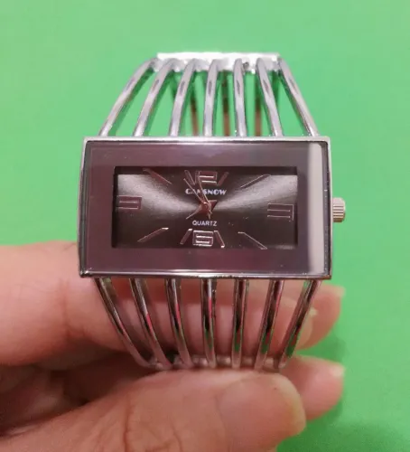 Relógio retangular bracelete. Novo.