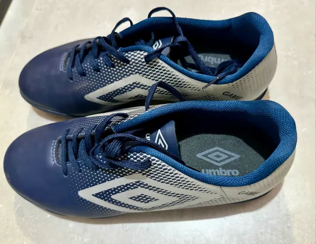 Chuteira Society Umbro 43 nunca usada 
