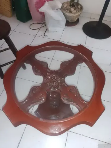 Mesa de centro em madeira e vidro
