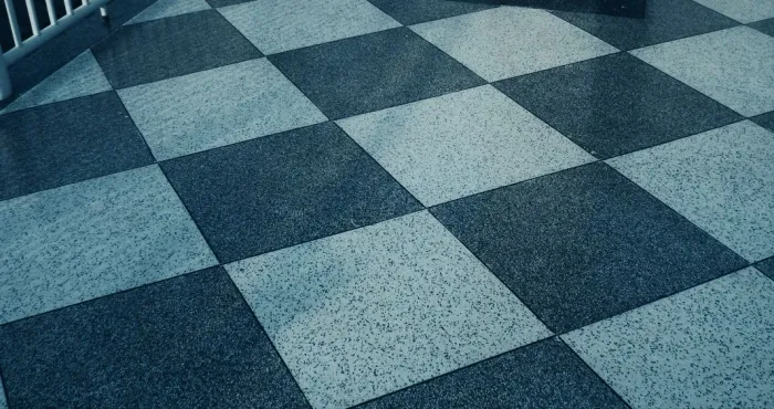 Piso de granilite em tons de cinza e preto 