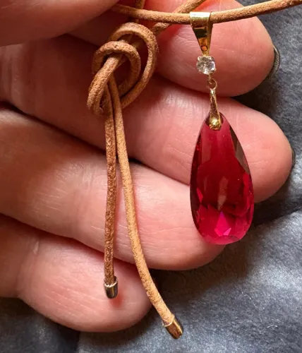 Colar couro com ponteira ouro 18k e pingente em ouro 18k