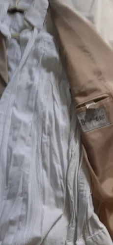 Casaco Dockers Bege e Camisa Branca