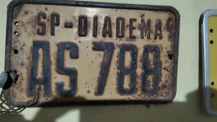 Antiga placa de moto amarela 