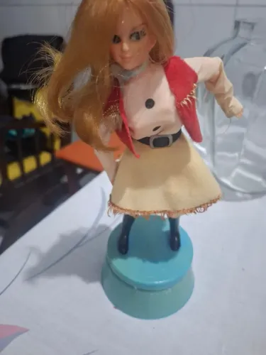 Boneca caixinha de música