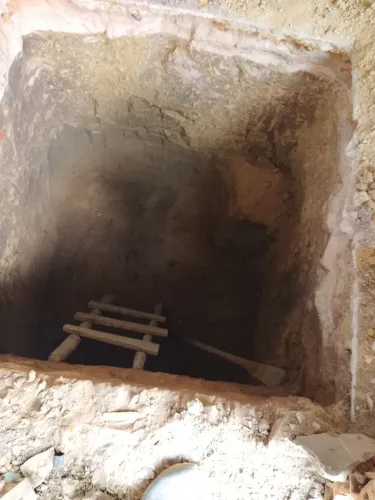 Trabalhamos com limpeza e pintura e escavações de forssa e base de pilar 