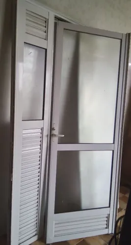 Porta de vidro e alumínio branco