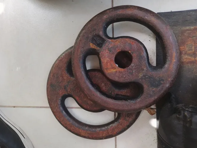 Vende se um par de anilhas 4 kilos ferro fundido