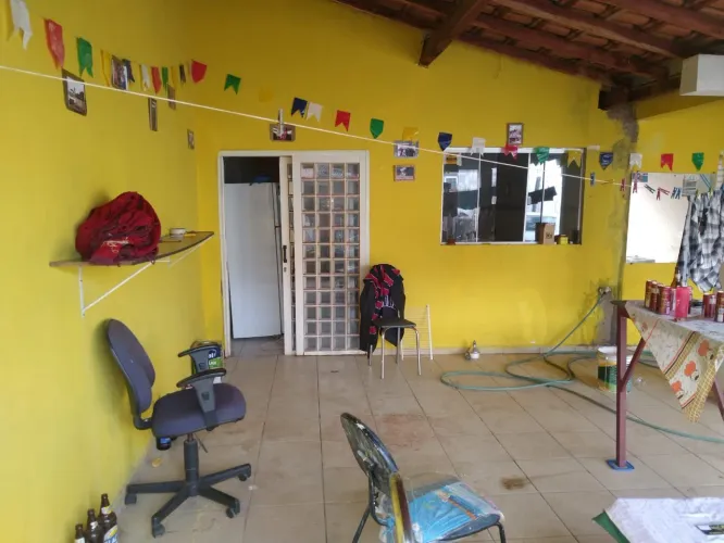 Casa nós fundos com Salão na Frente