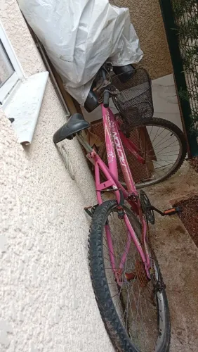 Bicicleta feminina com cestinha, mais cadeira infantil