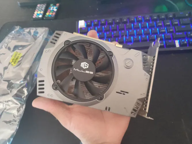 Placa De Vídeo Amd Radeon Rx 550 4gb Gddr5 128bit Pci-e X16