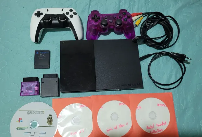 PS2 fonte interna,funcionando o leitor de mídia, desbloqueado. Com dois controles sem fio.