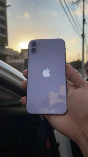 IPhone 11 roxo