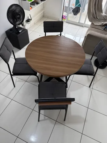Mesa de Jantar + 4 cadeiras
