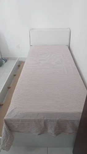 Vendo duas bi camas de solteiro semi novas, menos de um ano de uso.  Não vendo colchões. 