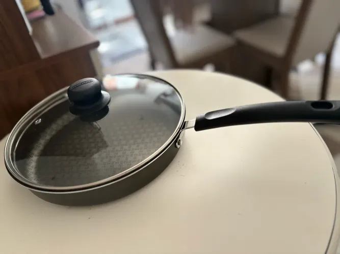 Frigideira Antiaderente 24cm com Tampa de Vidro Nova (54 caracteres)