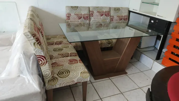 VENDO MESA NOVINHA DE VIDRO 6 CADEIRAS MADEIRAS , AS CADEIRAS , CREME NOVINHAS