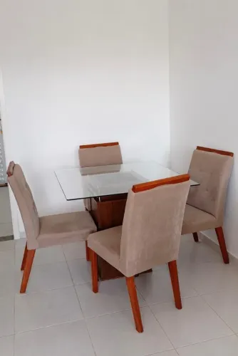 MESA DE JANTAR COM TAMPO DE VIDRO E 4 CADEIRAS