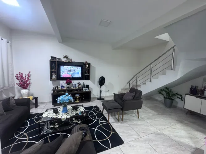Imobiliária Lucas de França vende sobrado na quadra 19 do buritis IV
