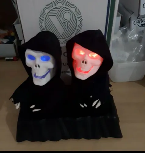 Helloween, 2 caveiras que cantam e dançam e funciona com pilhas.