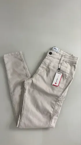 Calça jeans bege TAM 36 na etiqueta 
