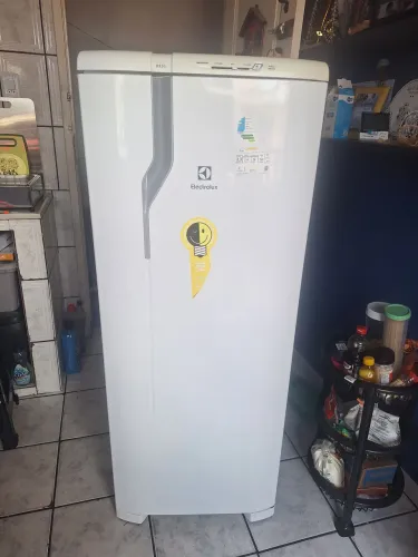 Vende-se Geladeira Electrolux RE31