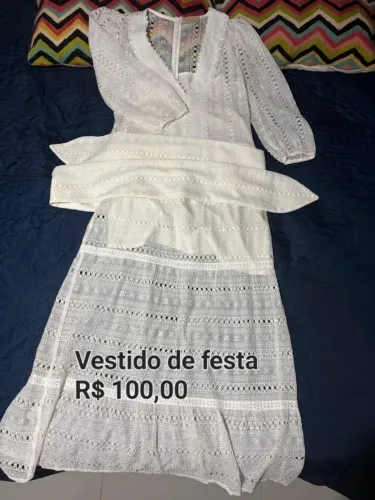 Vestido branco de renda manga longa
