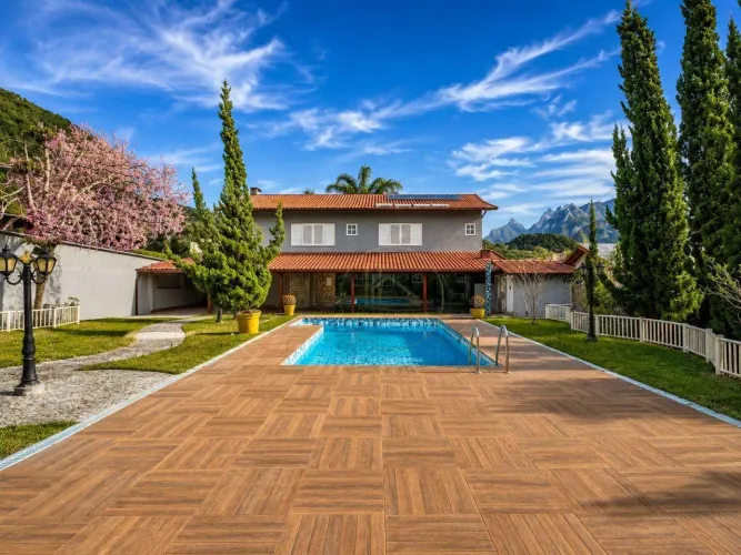OPORTUNIDADE CASA COM 4 QUARTOS COM SUIÍTE, TERRENO PLANO E LAZER PERTO DA FEIRINHA DO ALT