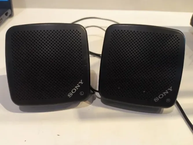 Caixas de som portáteis Sony SRS-5 vintage usadas com Walkman ou computadores