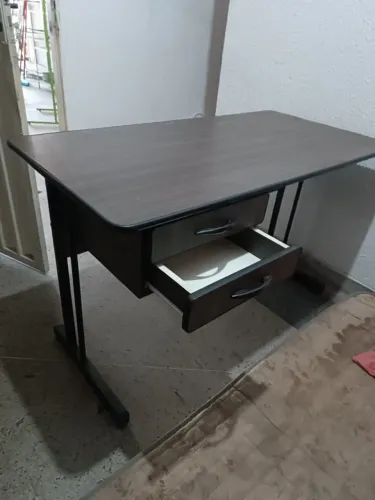Mesa de escritório com gaveta