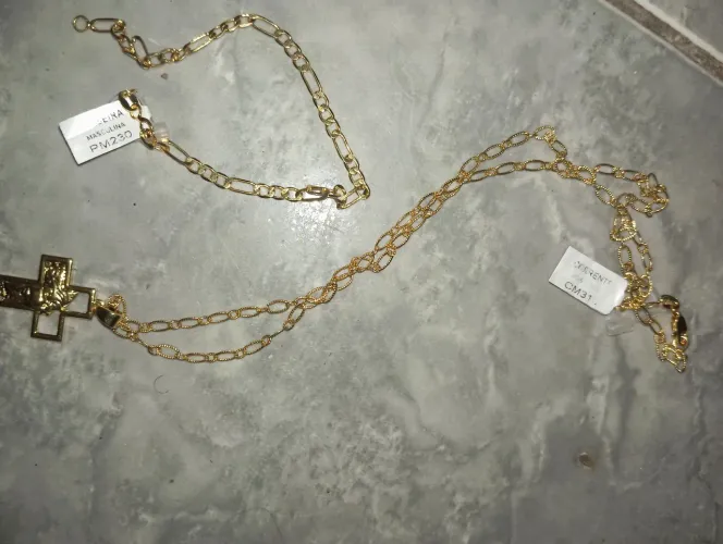 Corrente e pulseira banhada a ouro com pingente