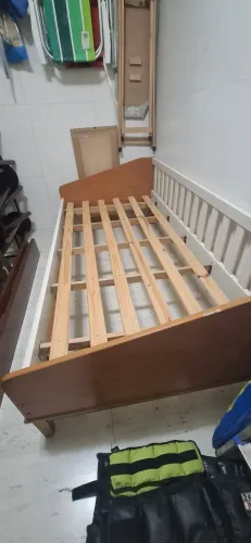 Cama de criança com grade
