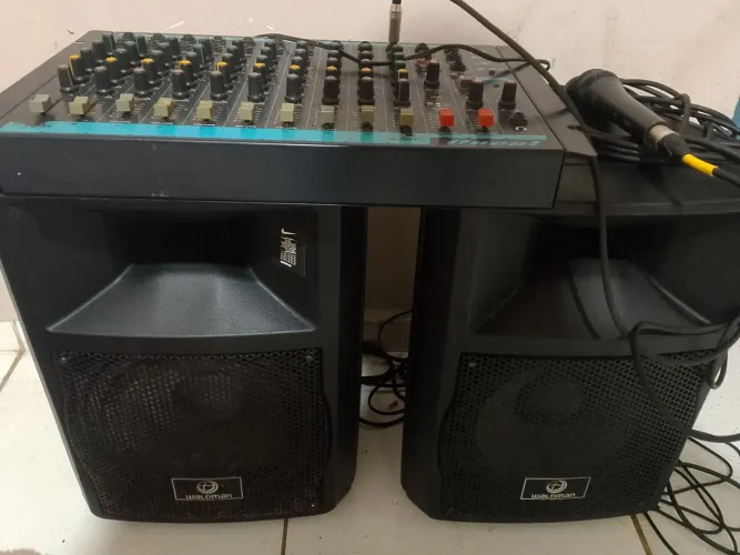 Caixa de som amplificada com mesa de 12 canais e um microfone 