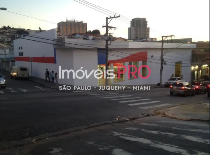 Prédio comercial de esquina com renda.