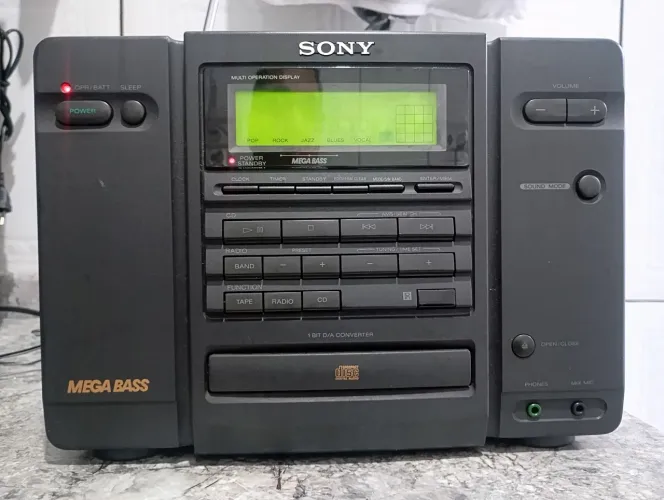 Rádio portátil Sony CFD-757S Am/FM, cassete duplo e cd player Mega Bass com detalhe.