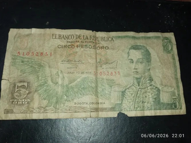 Cédula e moedas antigas: uma cédula de cinco pesos oro, mais cinco moedas antigas