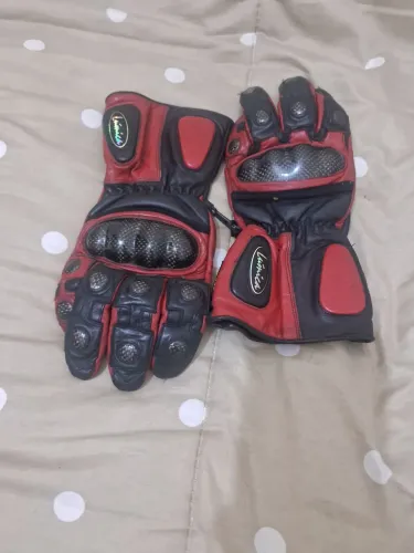 Luva motociclista bem conservada