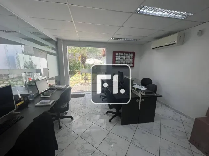 Casa comercial disponível, com 415 m², para locação ou venda, no bairro Pacaembu.