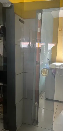 Vende se uma porta de vidro