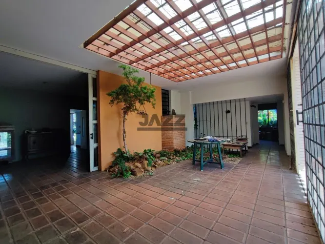 Casa à venda com 1.212 m², contendo quatro quartos, três salas, quatro banheiros e quatro