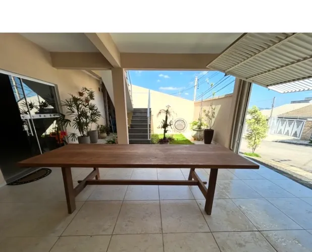 Mesa em madeira maciça