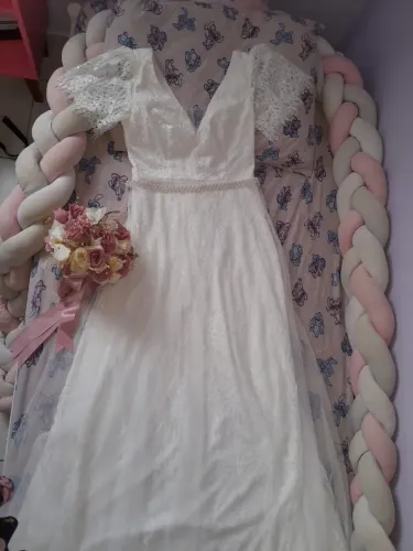 Vestido de noiva com buquê 
