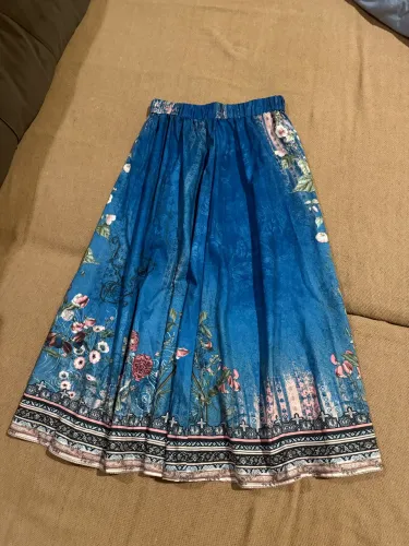 Vendo esses vestidos e essa saia gostei nao serviram em mim