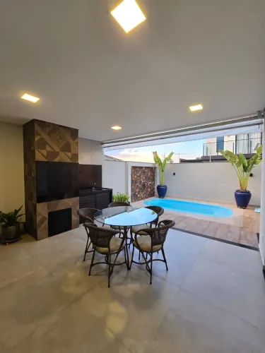 Sobrado com 3 quartos sendo 1 suíte e piscina